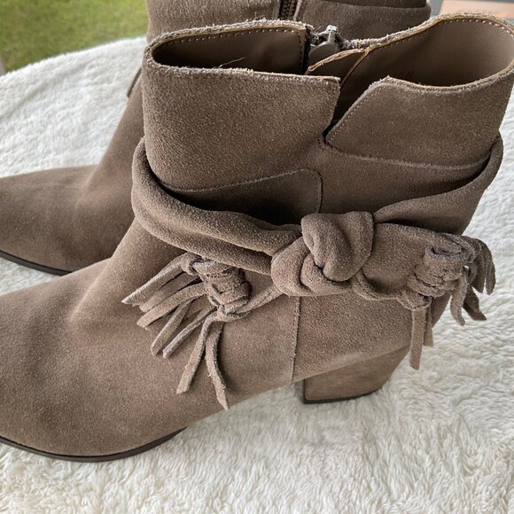 Van Eli Women’s Taupe Suede Western Fringe Knot Ankle Boots With Chunky Heels - Picture 4 of 11